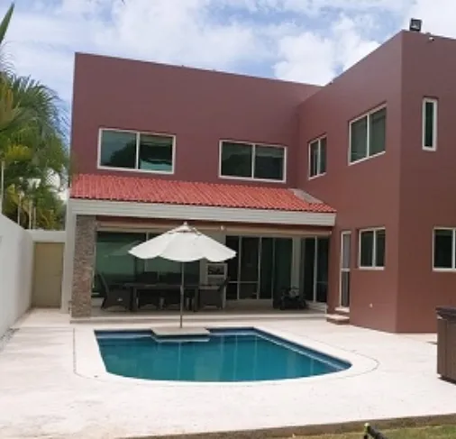 Renta de casa con amplia alberca en Residencial Villa Magna Cancun