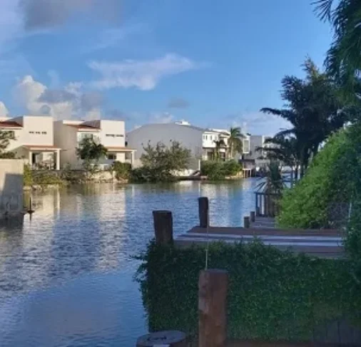 Casa en Venta de 4 recámaras en Isla Dorada Cancún, KM 12.5