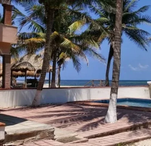 Venta de casa con amplio terreno en puerto morelos frente al mar