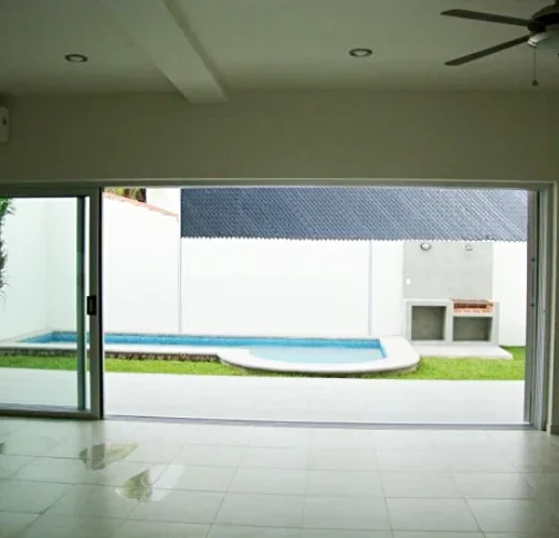 Venta de casa de 2 niveles con 3 recámaras, moderna y céntrica en Cancún