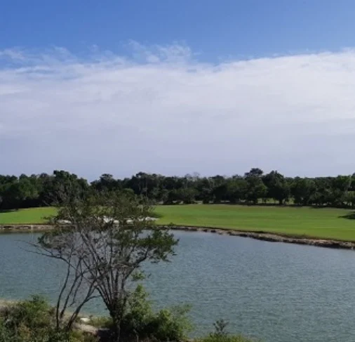 Venta de terreno en Cancún Country Club Village con campo de Golf